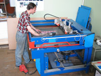 Полуавтоматическая печатная машина для нанесения изображения методом шелкографии